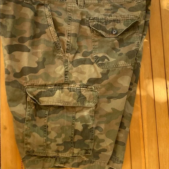 Amazon Essentials Mens Green Camo Cargo Shorts Size 40 - Picture 1 of 10